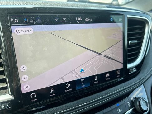 Used 2026 Chrysler Pacifica Limited FWD image 18