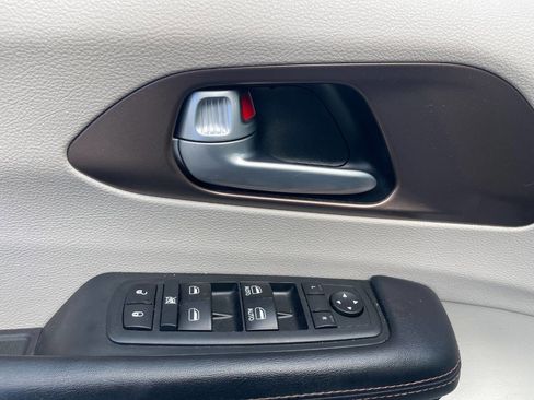 Used 2018 Chrysler Pacifica Touring-L image 23