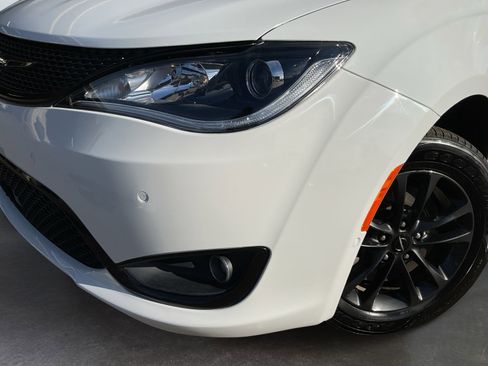 Used 2020 Chrysler Pacifica Touring-L image 9