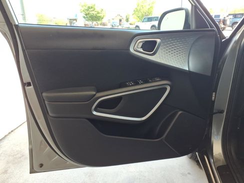 Used 2025 Kia Soul LX w/ LX Technology Package FWD image 4