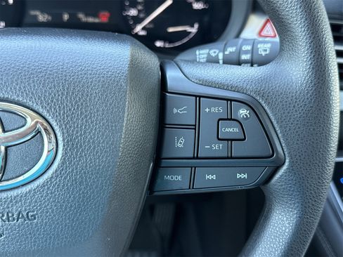 Used 2025 Toyota Sienna LE image 22