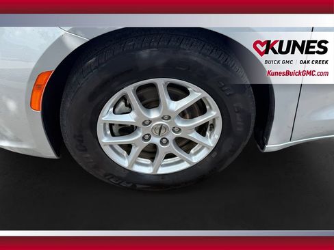 Used 2023 Chrysler Pacifica Touring-L FWD image 13