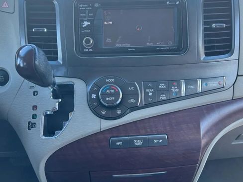 Used 2013 Toyota Sienna XLE w/ Entertainment Pkg FWD image 17
