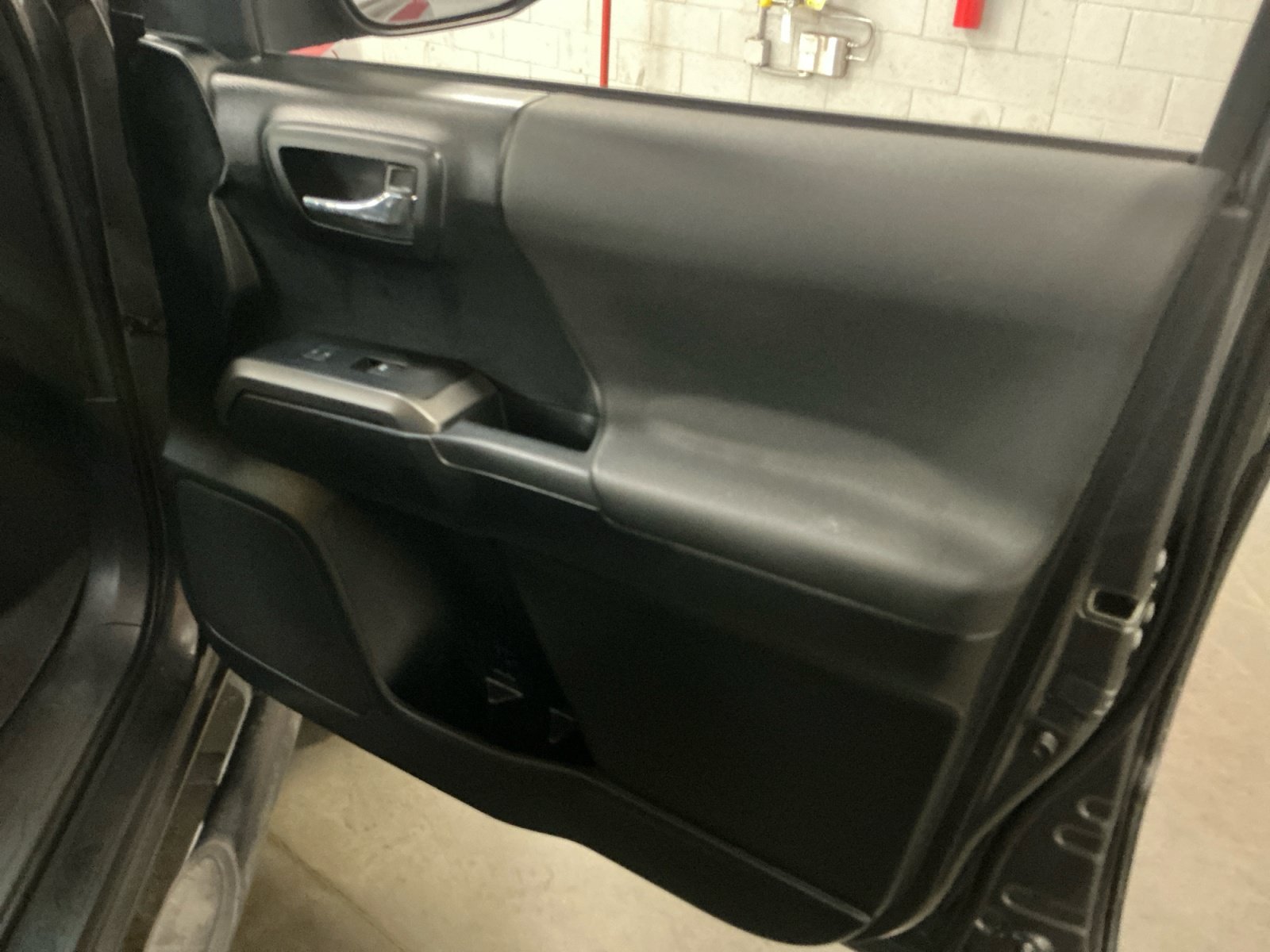 Used 2016 Toyota Tacoma TRD Sport w/ Towing Package RWD image 16