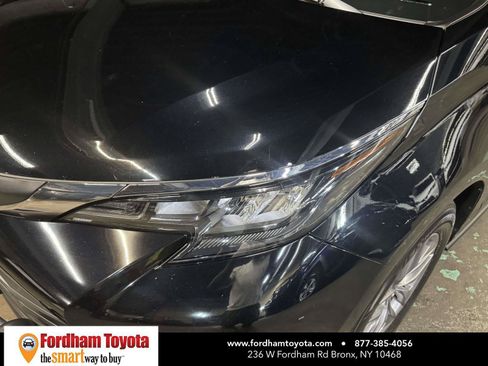 Used 2025 Toyota Sienna LE AWD/4WD image 9