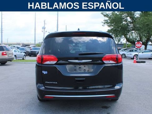 Used 2018 Chrysler Pacifica Touring-L Plus w/ Tire & Wheel Group FWD image 4