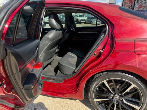 Used 2018 Toyota Camry XLE image 12