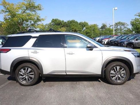 Used 2025 Nissan Pathfinder SV w/ SV Premium Package FWD image 5