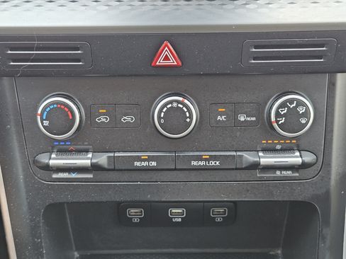 Used 2022 Kia Carnival LX FWD image 18