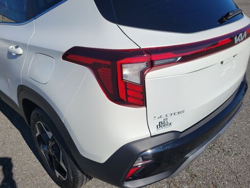 Used 2024 Kia Seltos EX AWD/4WD image 11