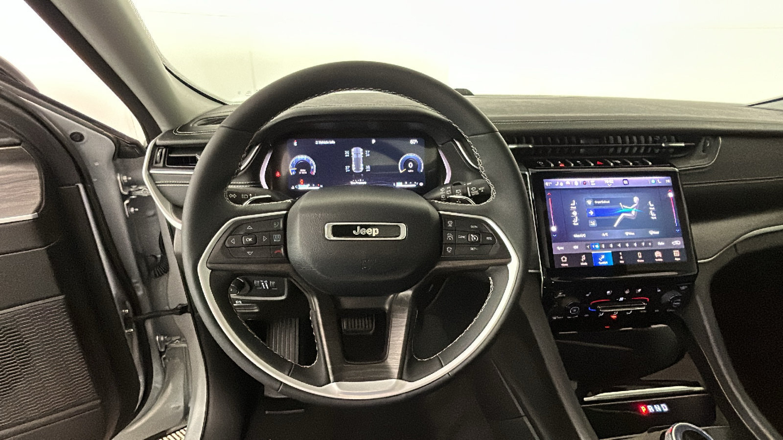 Used 2023 Jeep Grand Cherokee Limited w/ Luxury Tech Group II RWD image 18