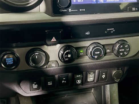 Used 2018 Toyota Tacoma TRD Off-Road image 15