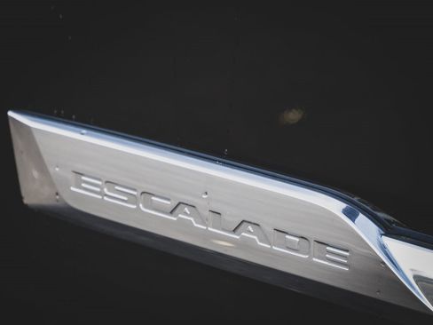 Used 2015 Cadillac Escalade Premium image 4