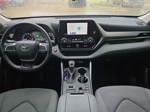 Used 2024 Toyota Highlander LE AWD/4WD image 11
