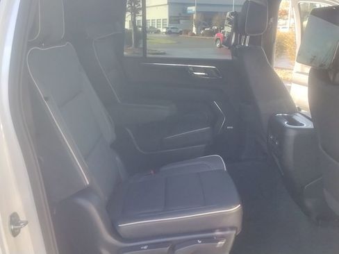 Used 2025 Chevrolet Suburban Premier image 40