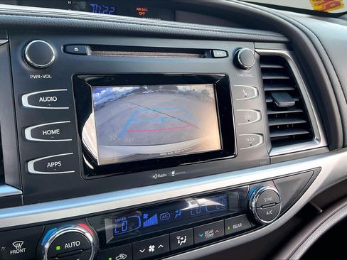Used 2015 Toyota Highlander Plus FWD image 27
