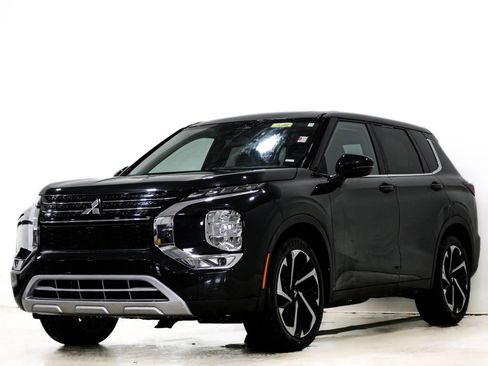 Used 2024 Mitsubishi Outlander SE image 3