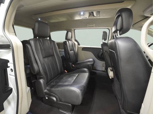 Used 2016 Chrysler Town & Country Touring FWD image 14