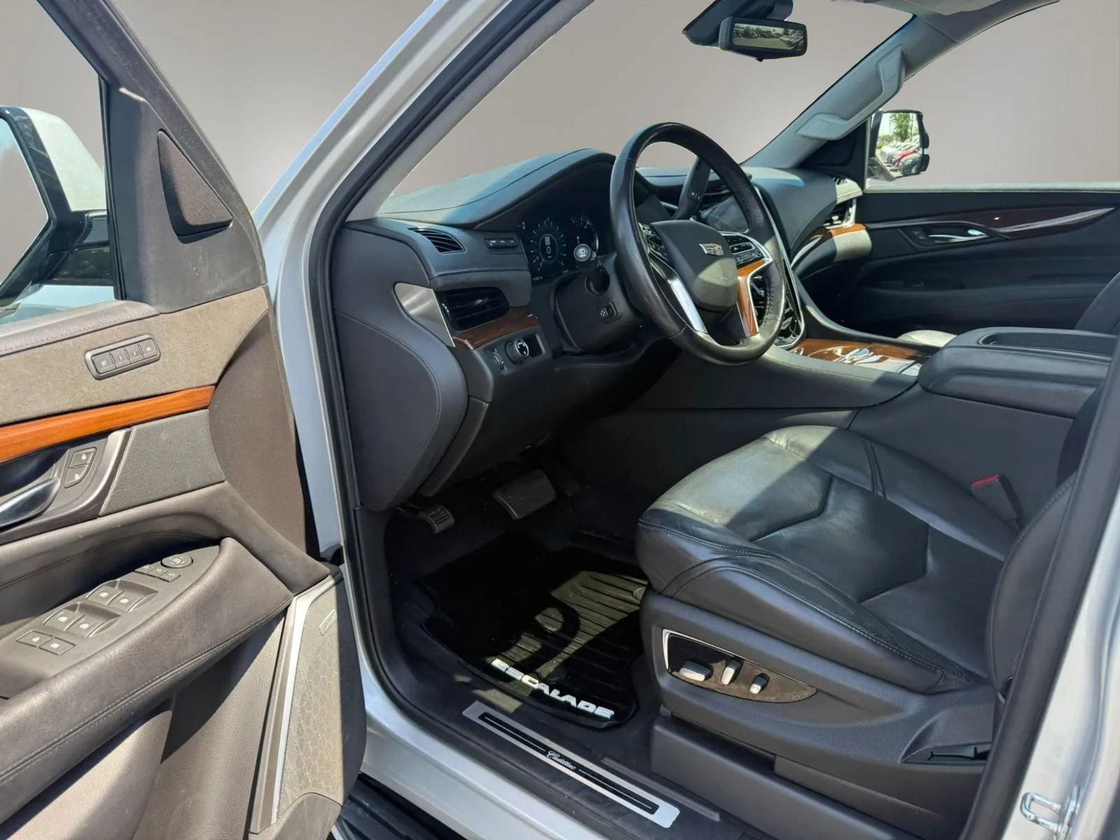 Used 2020 Cadillac Escalade ESV Luxury RWD image 13