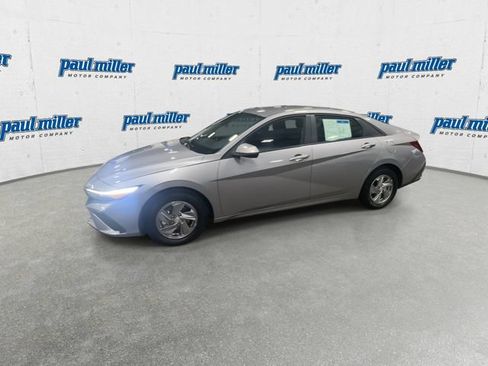 Used 2025 Hyundai Elantra SE FWD image 5