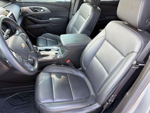 Used 2023 Chevrolet Traverse LT w/ LT Premium Package AWD/4WD image 5