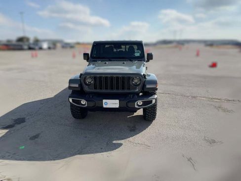 New 2025 Jeep Gladiator Sport image 2