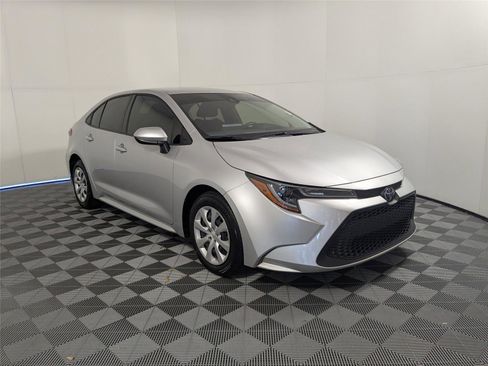 Used 2022 Toyota Corolla LE image 3