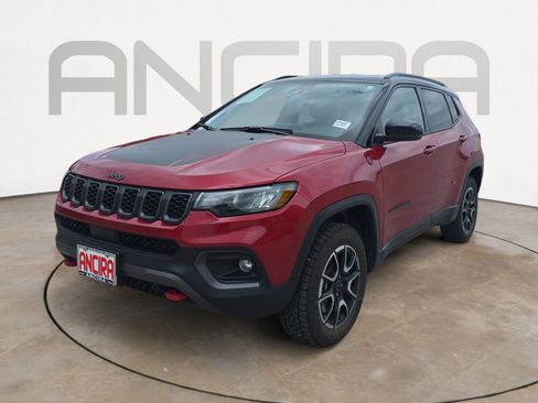 Used 2025 Jeep Compass Trailhawk AWD/4WD image 4