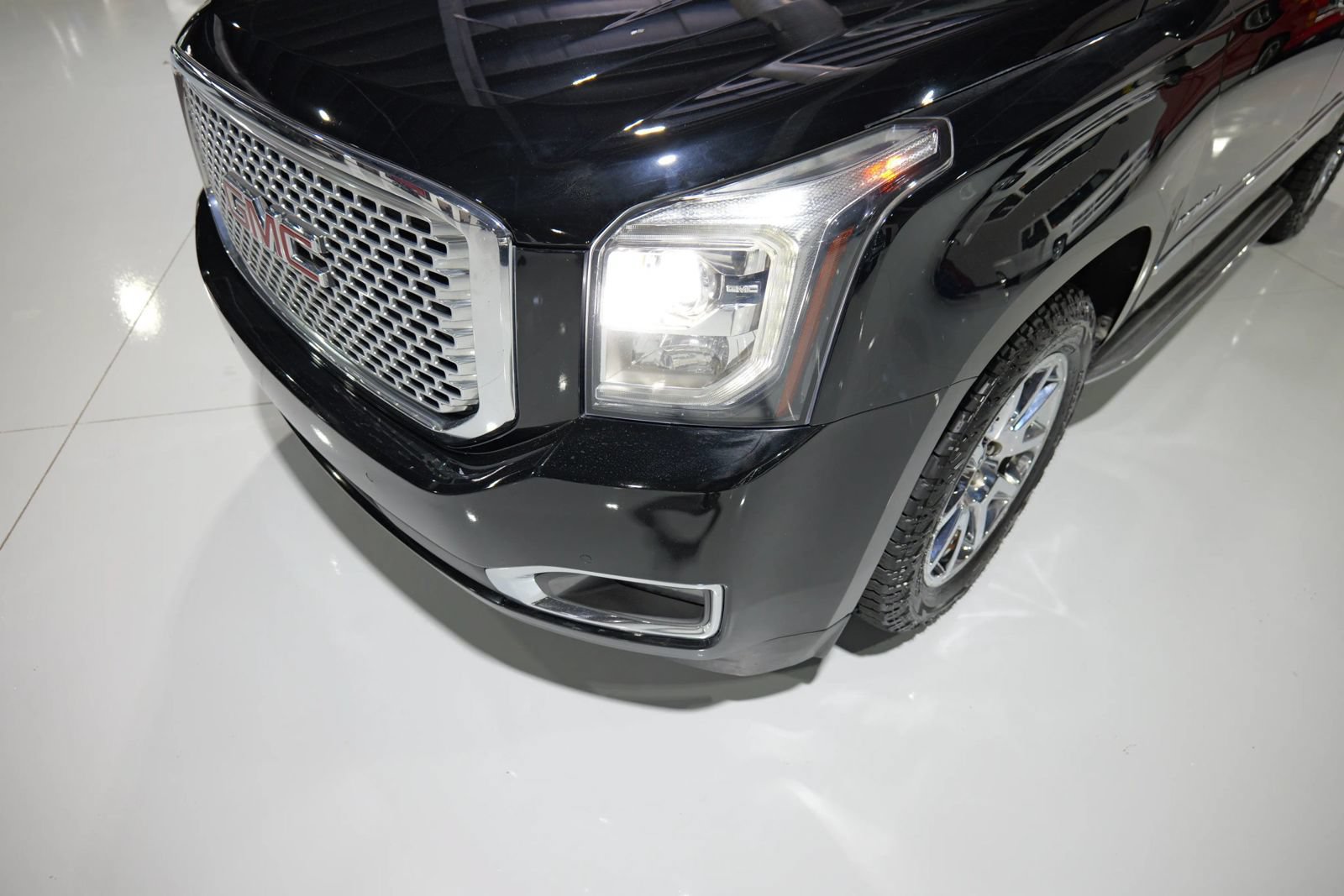 Used 2017 GMC Yukon Denali w/ Open Road Package AWD/4WD image 9