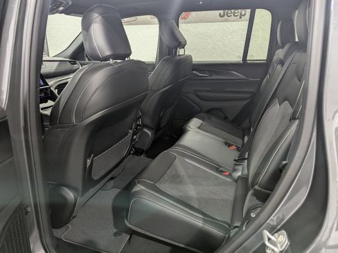 New 2025 Jeep Grand Cherokee Altitude image 11