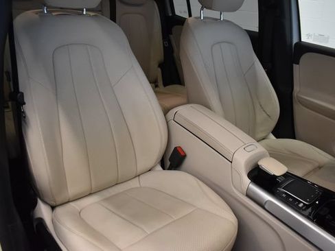 Used 2022 Mercedes-Benz GLB 250 4MATIC image 6