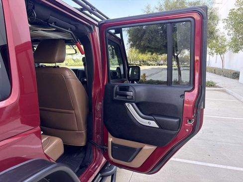 Used 2013 Jeep Wrangler Unlimited Rubicon w/ Connectivity Group AWD/4WD image 13