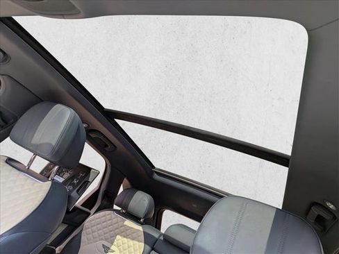 Used 2022 Bentley Bentayga image 13