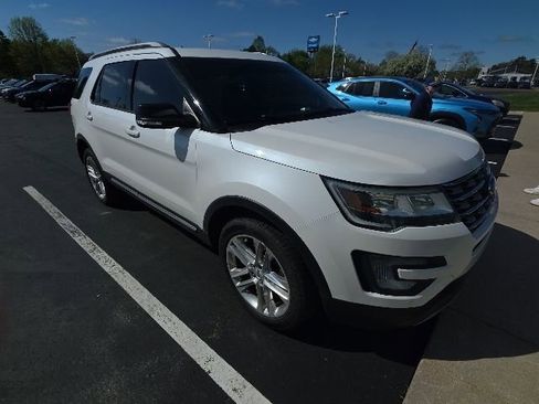 Used 2017 Ford Explorer XLT w/ XLT Technology Feature Bundle AWD/4WD image 9