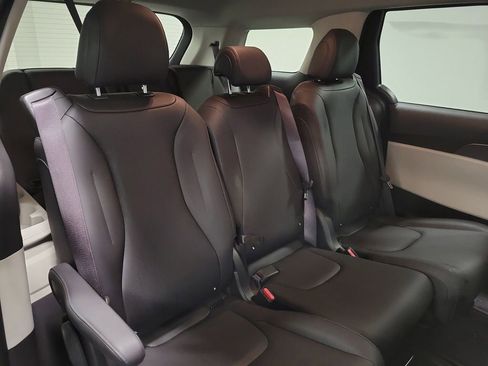 Used 2024 Kia Carnival LX image 22