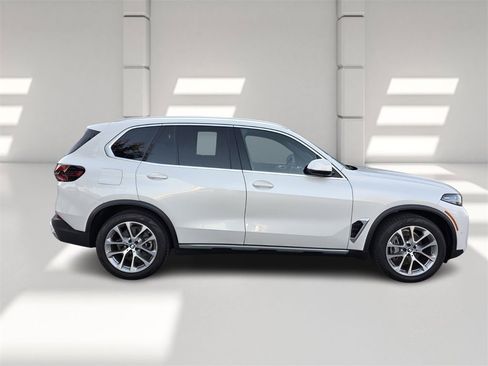 Used 2024 BMW X5 xDrive40i w/ Premium Package image 3