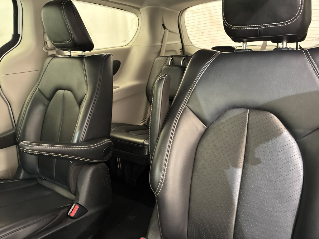 Used 2024 Chrysler Pacifica Limited FWD image 11