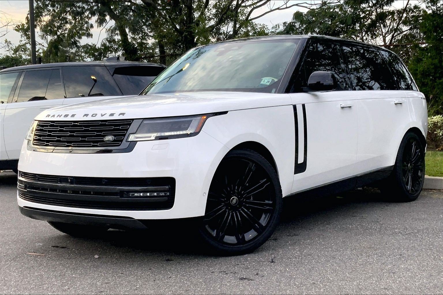 Used 2024 Land Rover Range Rover Long Wheelbase SE AWD/4WD image 1