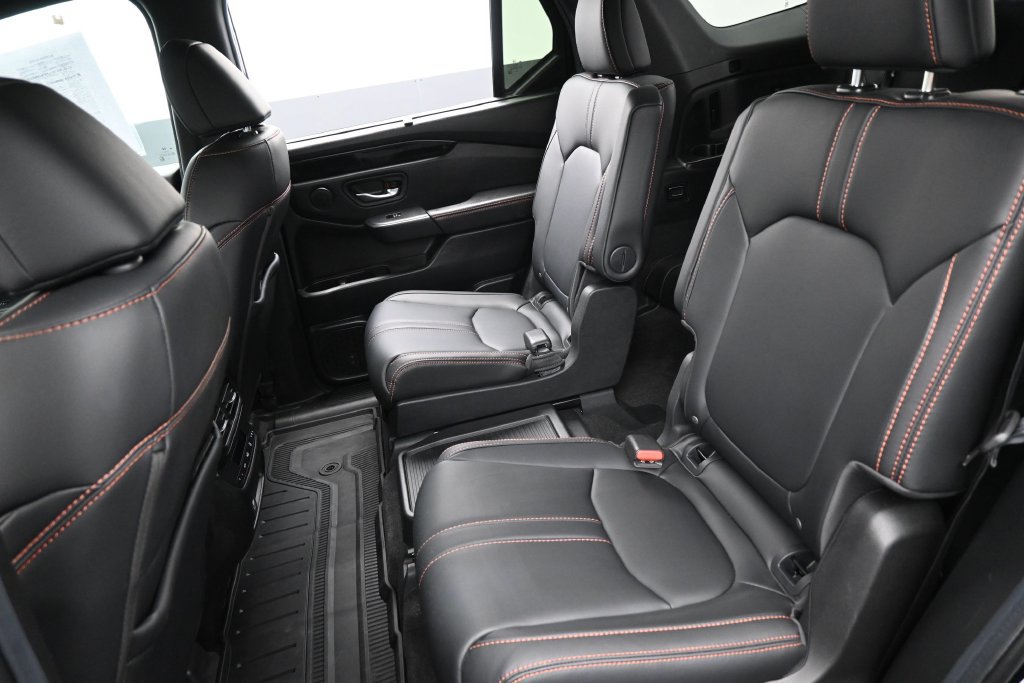 Used 2025 Honda Pilot TrailSport image 27