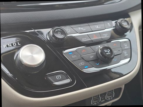 Used 2023 Chrysler Pacifica Touring-L FWD image 27