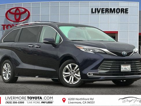 Used 2023 Toyota Sienna Platinum image 1