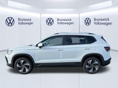 New 2026 Volkswagen Taos SE image 3