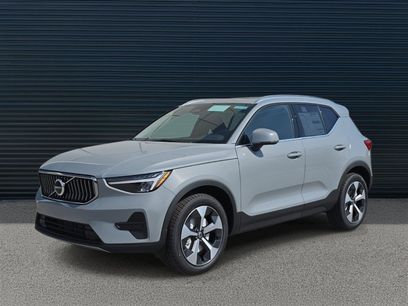 New 2025 Volvo XC40 B5 Core w/ Climate Package