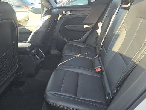 Used 2021 Volvo XC40 T4 Momentum w/ Protection Package Premier image 9