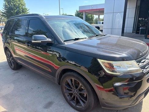 Used 2018 Ford Explorer XLT w/ Equipment Group 202A FWD image 3
