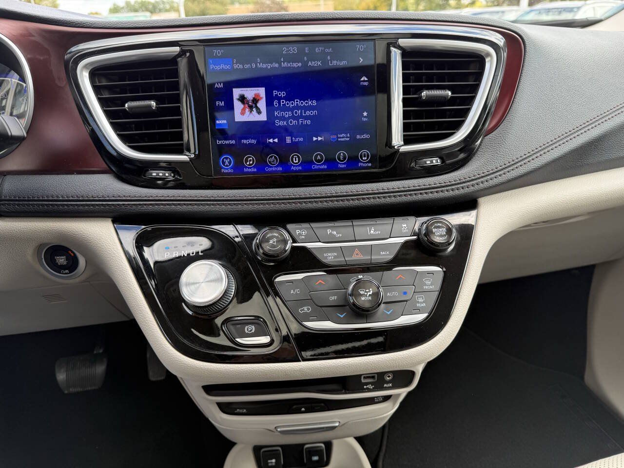 Used 2017 Chrysler Pacifica Limited w/ UConnect Theater Package FWD image 9