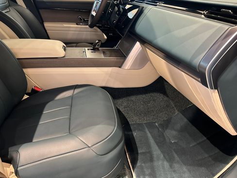 New 2025 Land Rover Range Rover SV image 17