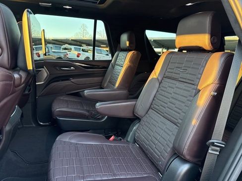 Used 2022 Cadillac Escalade Sport Platinum image 11