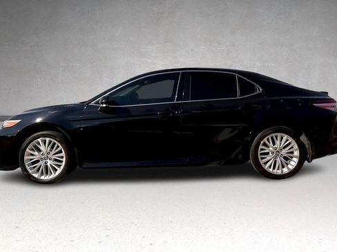 Used 2020 Toyota Camry XLE image 3