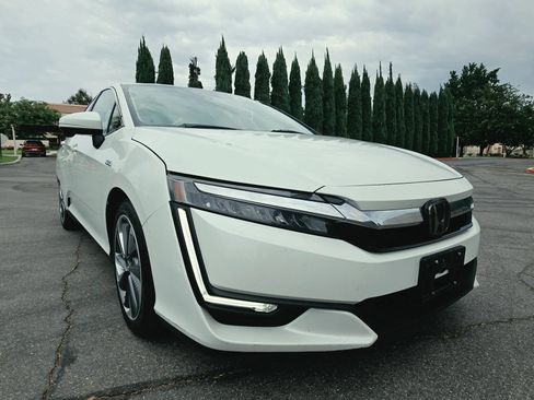 Used 2018 Honda Clarity Touring image 1